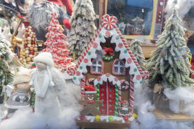 Noel zencefilli kurabiye evi, kış mağazasında tasarım amaçlı sergileniyor.