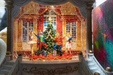 Kışın kar altında fındıkkıran figürleriyle Noel Küresi 'nin Kapanışı