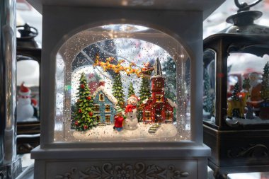 Kardan adam ve çocuklarla Noel kar küresi