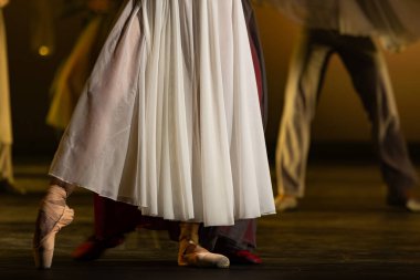 Karanlık Sahnede Balerin En Pointe