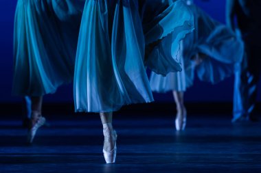 Karanlık Sahnede Balerin En Pointe