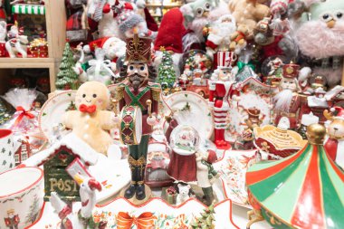 Hediyelik eşya dükkanında Noel süsleri.