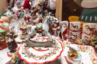 Hediyelik eşya dükkanında Noel süsleri.