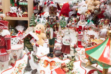 Hediyelik eşya dükkanında Noel süsleri.