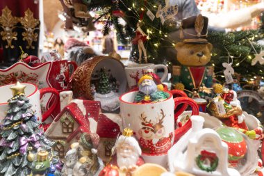 Hediyelik eşya dükkanında Noel süsleri.