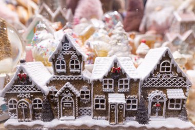 Hediyelik eşya dükkanında Noel süsleri.