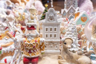 Hediyelik eşya dükkanında Noel süsleri.