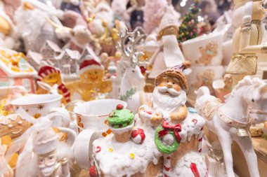 Hediyelik eşya dükkanında Noel süsleri.