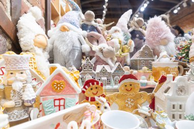 Hediyelik eşya dükkanında Noel süsleri.