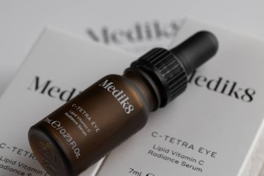 Lviv, Ukrayna - Aralık 06, 2025: Medik8 Vitamin C Göz Serum Şişe Kutusu