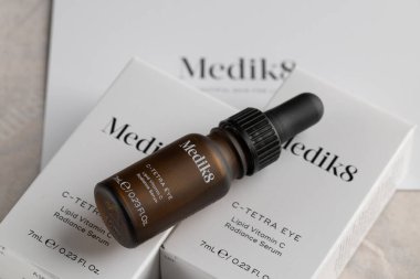 Lviv, Ukrayna - Aralık 06, 2025: Medik8 Vitamin C Göz Serum Şişe Kutusu