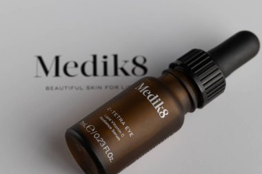 Lviv, Ukrayna - Aralık 06, 2025: Medik8 Vitamin C Göz Serum Şişe Kutusu