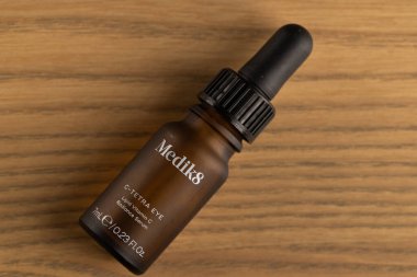 Lviv, Ukrayna - Aralık 06, 2025: Medik8 Vitamin C Göz Serum Şişe Kutusu