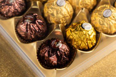 Lviv, Ukrayna - 05 Aralık 2025: Çeşit çeşit Ferrero Çikolata Koleksiyon Kutusu Üst Görünümü