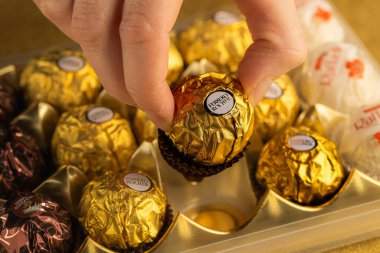 Lviv, Ukrayna - 05 Aralık 2025: Çeşit çeşit Ferrero Çikolata Koleksiyon Kutusu Üst Görünümü