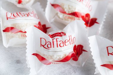 Lviv, Ukrayna - 05 Aralık 2025 Raffaello Beyaz Kabarık Arkaplan Üzerine Tatlı