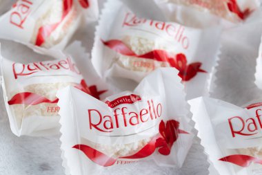 Lviv, Ukrayna - 05 Aralık 2025 Raffaello Beyaz Kabarık Arkaplan Üzerine Tatlı