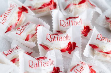 Lviv, Ukrayna - 05 Aralık 2025 Raffaello Beyaz Kabarık Arkaplan Üzerine Tatlı