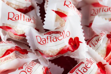 Lviv, Ukrayna - 05 Aralık 2025 Raffaello Beyaz Kabarık Arkaplan Üzerine Tatlı