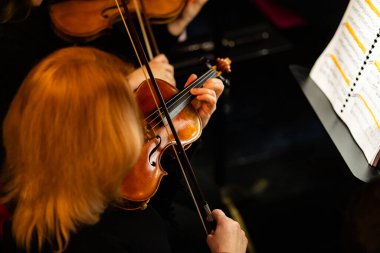 Orkestrada Keman Çalan Müzisyen Yakından