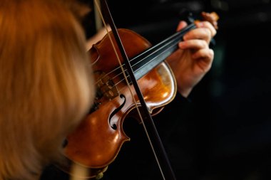 Orkestrada Keman Çalan Müzisyen Yakından