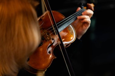 Orkestrada Keman Çalan Müzisyen Yakından