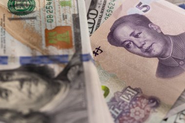 ABD Doları ve Çin Yuan Banknotları Üst üste Kolajı
