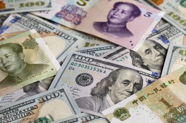 ABD Doları ve Çin Yuan Banknotları Üst üste Kolajı