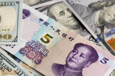 ABD Doları ve Çin Yuan Banknotları Üst üste Kolajı