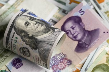 ABD Doları ve Çin Yuan Banknotları Üst üste Kolajı