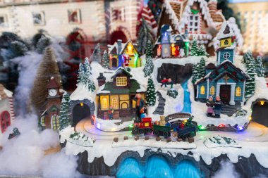 Minyatür Noel Köyü Treni Kar Evleri ve Renkli LED Işıkları ile Seti