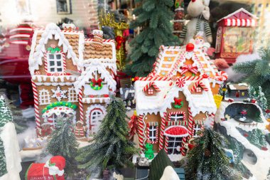 Minyatür Noel Köyü Treni Kar Evleri ve Renkli LED Işıkları ile Seti