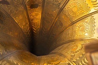 Altın Vintage Gramofon Çanı 'nın Karmaşık Kabartmalı Detayları