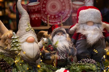 Noel Cüceleri ve Noel Heykelleri Dekoratif Dükkan Vitrininde