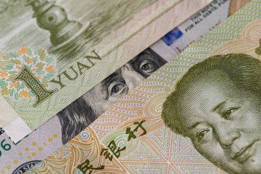Çin Yuan 'ının Macro Close Up' ı ve Mao ve Franklin 'in portreleriyle ABD Doları Banknotları