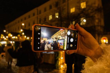 Noel Işıklı Şenlik Gecesi Caddesinin Akıllı Telefon Fotoğrafını Çeken Bir Kişi