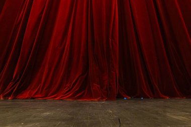 Sahnede Kapalı Kırmızı Kadife Tiyatro Perdesi