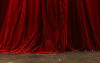 Sahnede Kapalı Kırmızı Kadife Tiyatro Perdesi