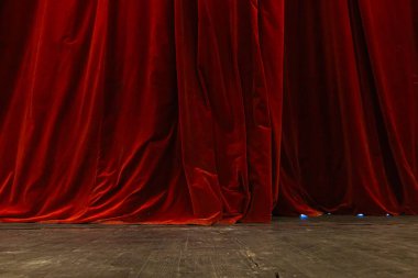 Sahnede Kapalı Kırmızı Kadife Tiyatro Perdesi