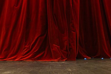 Sahnede Kapalı Kırmızı Kadife Tiyatro Perdesi