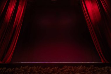 Kırmızı Kadife Perdeli Boş Tiyatro Sahnesi