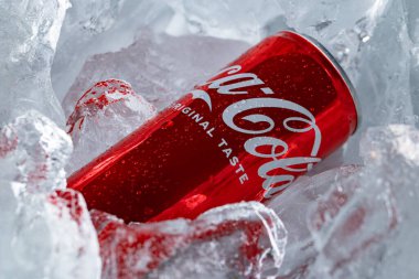 Lviv, Ukrayna - 6 Şubat 2026: Red Coca-Cola Soda Kutusu