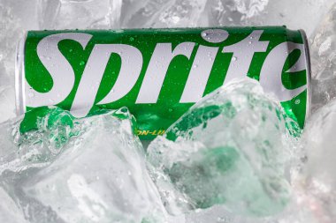 Lviv, Ukrayna - 6 Şubat 2026: Ezilmiş Buz Kutusunda Soğuk Sprite Soda Kutusu