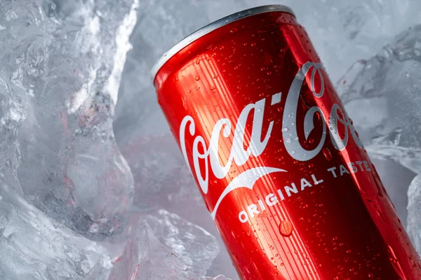 Lviv, Ukrayna - 6 Şubat 2026: Red Coca-Cola Soda Kutusu