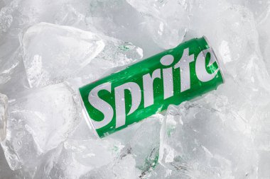 Lviv, Ukrayna - 6 Şubat 2026: Ezilmiş Buz Kutusunda Soğuk Sprite Soda Kutusu