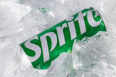 Lviv, Ukrayna - 6 Şubat 2026: Ezilmiş Buz Kutusunda Soğuk Sprite Soda Kutusu