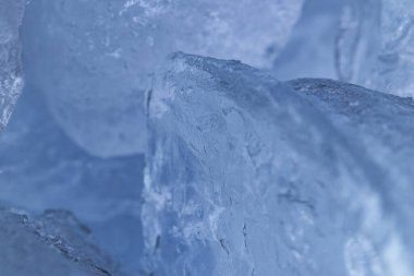 Işıl ışıl mavi buz kristalinin makro dokusu