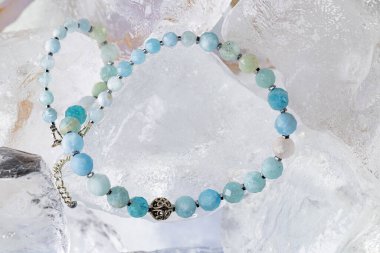 Şeffaf Buz Küpleri Üzerinde Lüks Gemstone Kolyesi