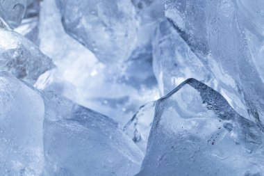 Işıl ışıl mavi buz kristalinin makro dokusu