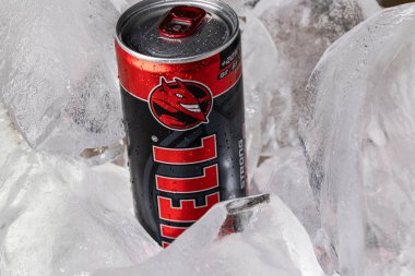 Lviv, Ukrayna - 8 Şubat 2026: Cehennem Enerjisi İçeceği Buzda Soğutulabilir